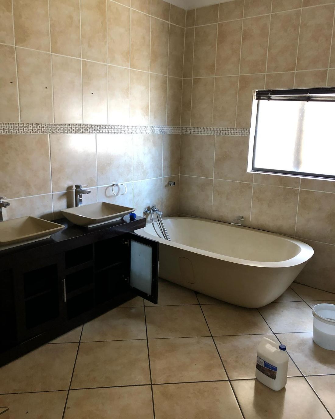 A bathroom cleaned and ready for tenant handover
